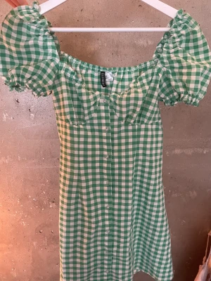 Söt klänning🌱 - Inte min stil längre men väldigt söt! Skriv om man vill ha bild på😚 🌷frakt :5 kr🌷 