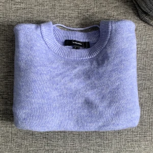 Blålila stickad tröja - Säljer denna superfina och mysiga stickade blålila tröjan från Vero Moda som bara använts en gång!💗