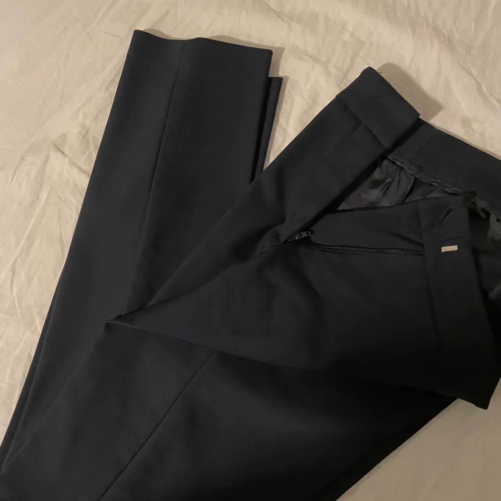 Kostymbyxor från Zara i marinblå. S. Jeans & Byxor.