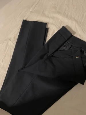 Marinblå kostymbyxor ZARA - Kostymbyxor från Zara i marinblå. S