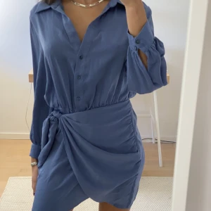 Blå klänning - Blå klänning i satin. Det är storlek m men jag har S i vanligafall. Fraktar för 59kr eller möts upp i Lund. 