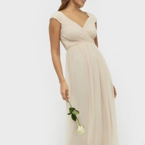 Balklänning  - Säljer nu min balklänning! Endast använd 1 gång, därav nyskick ✨ Skicka privat för fler bilder!