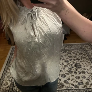 Grå/Blå topp - Säljer denna snygga toppen som bara har legat i garderoben och inte kommit till någon användning💞