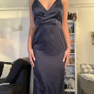 Balklänning  - Blå silkig balklänning. Behövs strykas men annars jätte fin och bra kvalite. Använd en gång. Från märket vila i storlek S