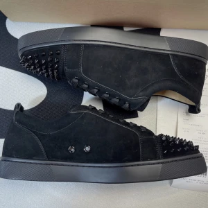 Christian Louboutin  - 37-45 37-45 Kvitto och alla tillbehör kommer med 