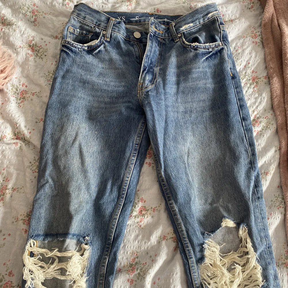 Snygga straight jeans från Bikbok med låg midja och hål. Storlek Xs. Jeans & Byxor.