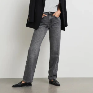 Gina tricot 90’s jeans Small - Gina tricot 90’s High waist jeans i storlek 36. Endast använda en gång, som nya! Nypris 599.