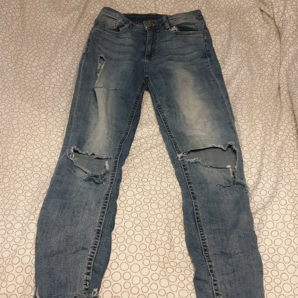 Håliga jeans,använda nåra få gånger.  !Tryck inte på köp nu förrän du har skrivit till mig! Frakt 49kr. Jeans & Byxor.