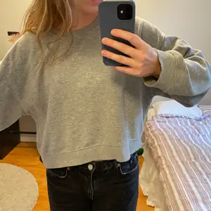 Croppd sweatshirt! Är en large men sitter som en S/M