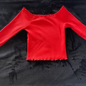En fin röd off shoulder topp från GinaTricot❤️ - En söt och fin topp i röd färg från GinaTricot. Toppen är i storlek S och är i ett skönt material. Säljer på grund av att den inte varit använd mycket. 