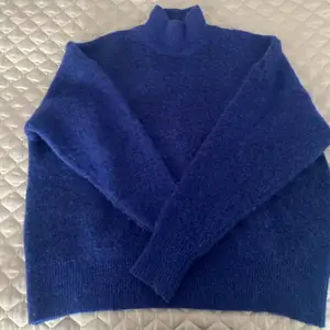 Jättefin klarblå stickad tröja i tjock kvalitet från Selected Femme. Storlek XS, men passar även S.