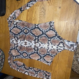Snake Print Body - Snygg snake print body som är off shoulder. Storleken står inte men skulle säga xs.