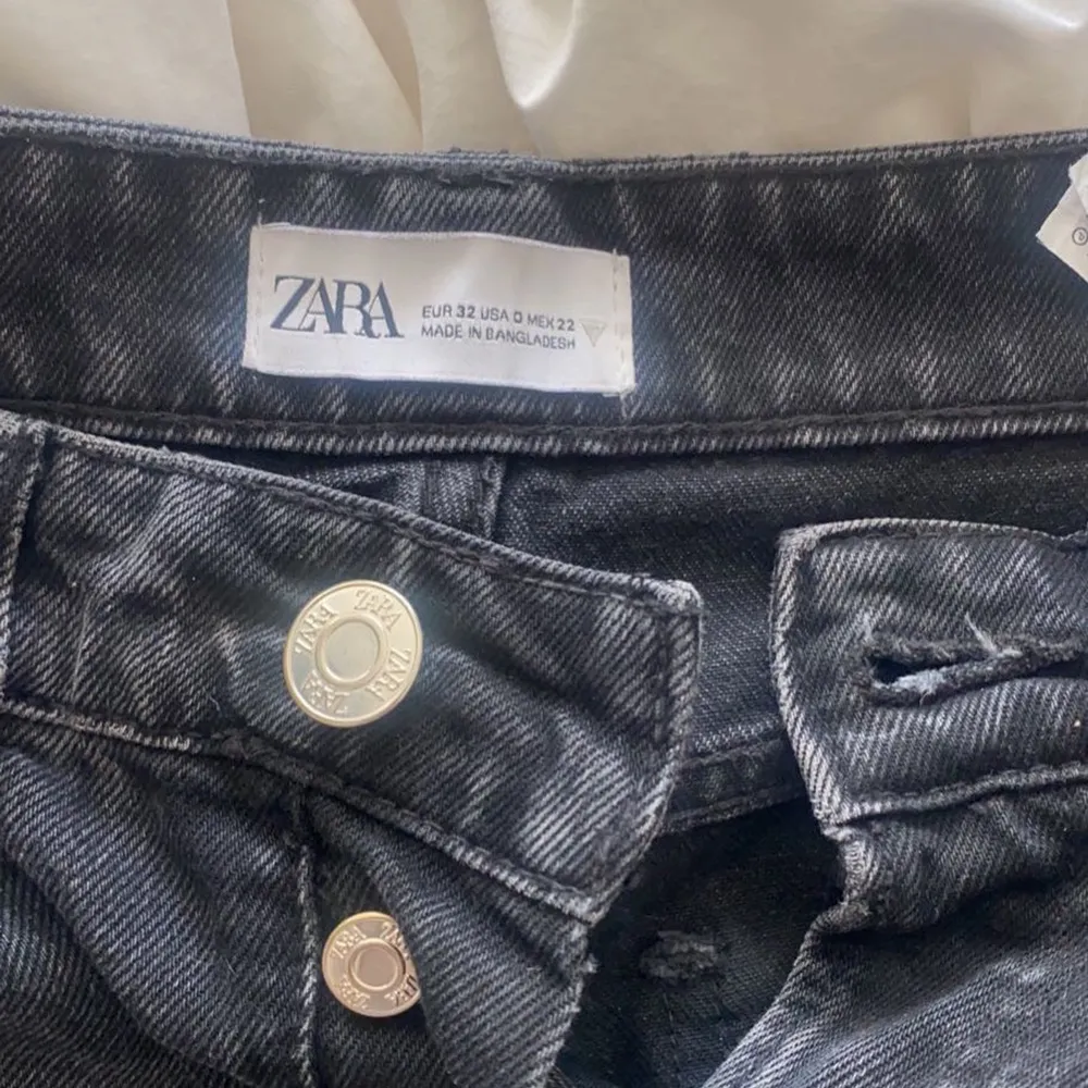 Säljer dessa fina svarta stentvättade mid rise jeansen ifrån Zara. De är i storlek 32/xxs och tyvärr lite för små för mig och därför säljer jag dem.  Köptes för 360kr Säljer för 200kr    Köparen står för frakt. . Jeans & Byxor.