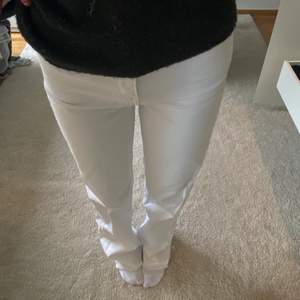 Snygga vita jeans från zara i strl 36. Man kan ha de både ligmidjade eller högmidjade. 