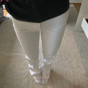 Jeans - Snygga vita jeans från zara i strl 36. Man kan ha de både ligmidjade eller högmidjade. 