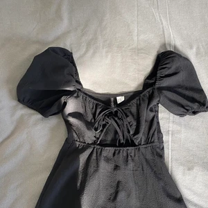 Klänning från Hm  - Supersöt klänning från Hm. Aldrig använd och är precis som ny💕💕