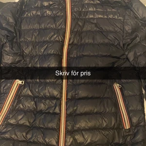 Moncler jacka - Köpt på NK för 7500, säljer pga att den är lite för stor. strlk 1 Män, skick 9/10. Pris kan diskuteras