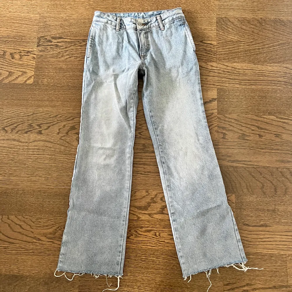 Lågmidjade bootcut jeans från Brandy Melville, modellen Janet. Midjemått: 72 cm. Innerbenslängd: 74 cm. Dom är avklippta längst ner. Skriv privat för mer bilder! 200kr + frakt 💕. Jeans & Byxor.