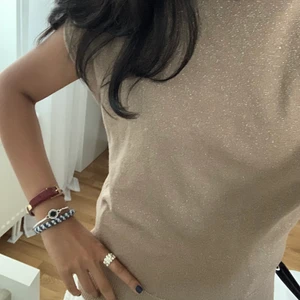 Glittrig topp - Hur snygg är inte den här toppen?!!🤩 så fin och passar bra till fester eller till och med en skoldag❣️köpt på arkivet, i strl S! KAN GÅ NER I PRIS!!!