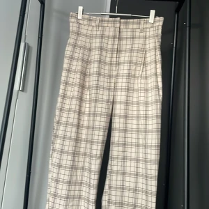 Kostymbyxor  - Dessa gula rutiga ”kostymbyxor” kommer ifrån Monki, köpte dem för ca 1år sedan men har endast använt dem en gång då dem inte alls passar min stil längre. Väldigt mjukt material, skön passform och bekväma!
