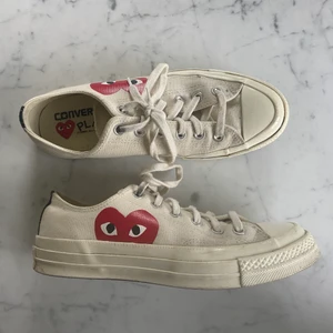 Converse x Play - Converse X Comme des Cargons i strl 40. Passar mig med både 39/40. Använda ganska mycket men fortfarande beige som original. Går även att tvätta! 🙌🏽