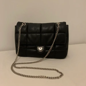 Läder väska  - En fint väska som passar båda till vardag eller till festen. 