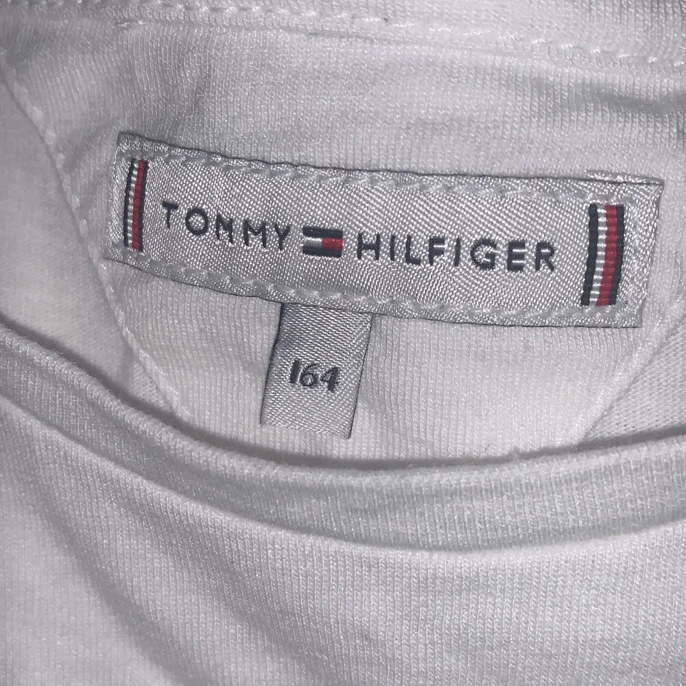 Jätte söt tröja med fina volang ärmar från Tommy Hilfiger. I storlek 164 och passar xs💘💘 vid frågor så är det bara att höra av sig!!. T-shirts.