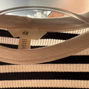 Randig långärmad topp från HM - Långärmad topp från HM i mörblått och vitt 🤍💙 Utmärkt skick, som ny 🤍