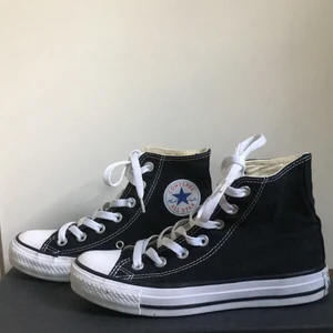 Svarta converse  - Säljer mina svarta converse då de är för små för mig.☺️ De är i gott skick. Tveka inte att höra av dig med frågor💕