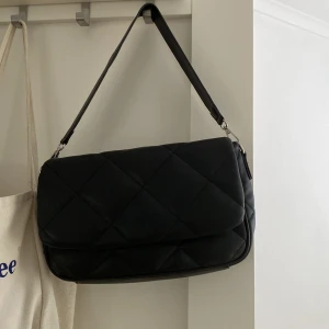 Väska - Skit snygg och rymlig väska från Ginatricot. Långt band tillkommer också.