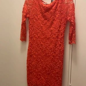 Klänning  - Fin klänning, storlek S! Aldrig använd, köparen står för frakten!( frakten är 80kr)