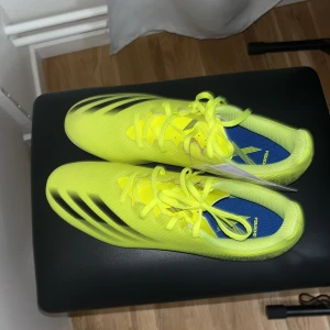 Adidas Fotbollsskor - Adidas fotbollsskor, helt nya ej använda. Kommer med originallåda + alla lappar på. 