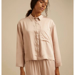 Satin pyjamas set - Säljer detta söta satin pyjamas set från Kappahl. Använt en gång. Säljer då skjortan var lite för liten på mig. Storlek S i båda delarna men byxorna är ganska pösiga. Setet går sammanlagt för 700kr säljer för 500kr inklusive frakt. Skriv för egna bilder.