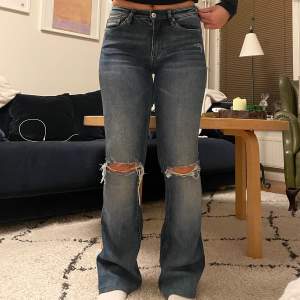 Blåa bootcut jeans med hål på knäna från crocker, midwaist, storlek 26 men skulle säga att de passar lite större, tillkommer frakt❤️‍🔥❤️‍🔥