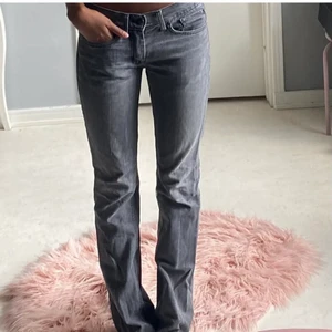 Acne jeans - Ett par gråa lågmidjade Acne jeans!  Lånade bilder!  Storlek W30 L34💕💕