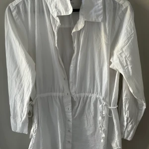 Vit skjortklänning  - Från Bubbleroom, inte strykt. 