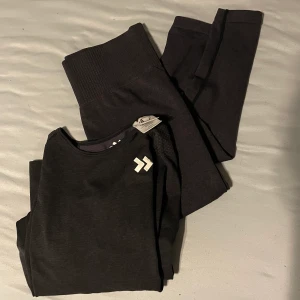 Träningskläder 157 - Säljer mina träningskläder från lager 157 då dem inte längre passar mig. Tröjan är använd fåtal gånger och byxorna endast testad. Säljer var för sig 80kr/st eller båda för 130