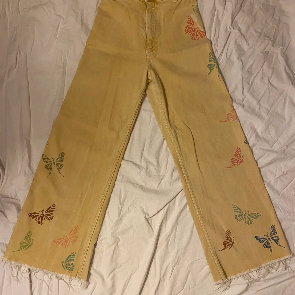 Gula wide leg jeans med målade fjärilar . Jeans & Byxor.
