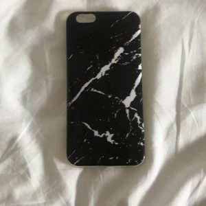Svart marmor mobilskal  - Ett svart marmor mobil skal till iPhone 6 och 7. Priset kan vi diskutera ❤️ jag kommer lägga till frakt också💜det står att frakten är 29 men den kommer vara mindre❤️