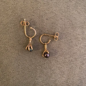 Örhängen Maria nilsdotter - Maria nilsdotter örhängen med klor och pärlor. Pärlorna ska vara olika färg! Nypris är 4000