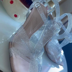 Klackskor  - Jätte snygga klackskor som är helt nya E-kvitto finns den är köpt för 559 kr säljs för 500 kr då dem är inte använda. Den är 38 men passar dem som har storlek 37.