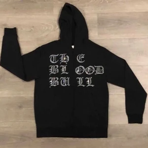 Rhinestone hoodie - Säljer min The Blood Bull rhinestone hoodie, använd fåtal gånger!