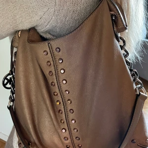 Michael Kors larger shoulder bag - Intressekoll. Ovanlig modell i snygg färg som man kan ha på axeln både i korta eller det långa bandet med kedja. Köpt i London för 5000kr, tror inte den sålts i Sverige alls.  Vid intresse finns det mer bilder. 
