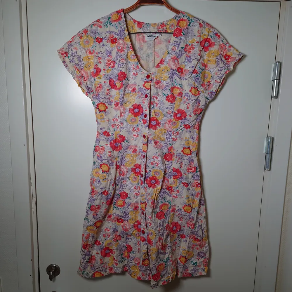 Blommig vintageklänning i fint skick 🌿. Klänningar.