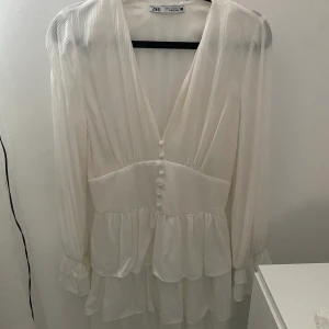 Vit volangklänning - Volangklänning från zara