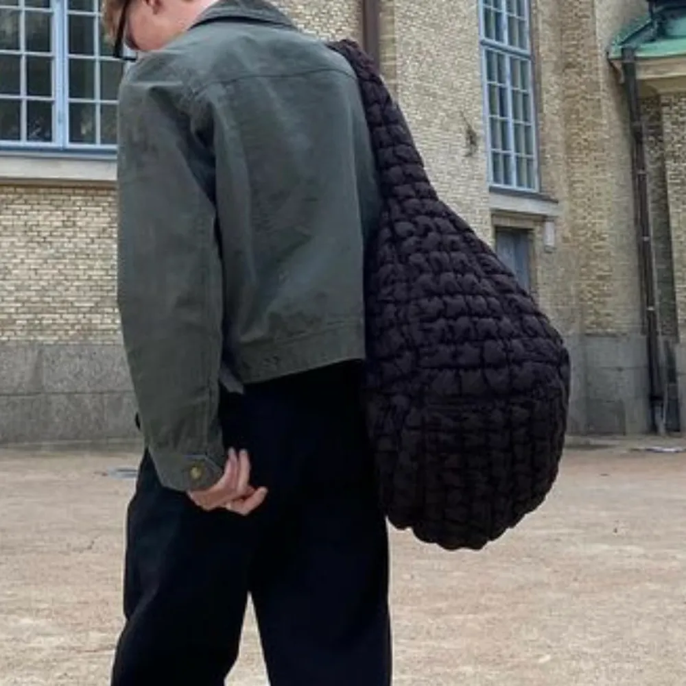 Quilted crossbody från COS. Slutsåld vid varje drop. Grå för ca 1800 på grailed, använd en del men inga skador. Pris kan diskuteras vid snabb affär:). Väskor.