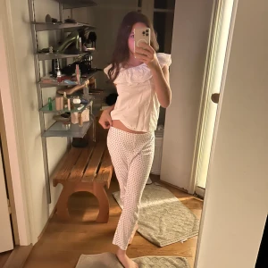 Vit blus - Säljer min ur söta gap blus som inte tillverkas längre men som jag tyvär växt ur.🥹