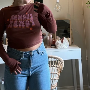 Topp - Cool topp från Urban outfitters i storlek M, med tummhål 🙏🏼