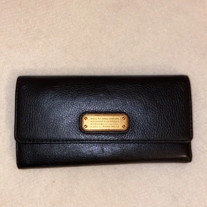 MARC BY MARC JACOBS plånbok  - Använd och sliten men funkar perfekt! Inga problem.