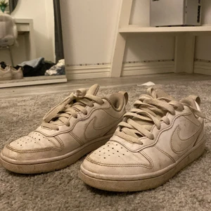 Nike skor  - Nike skor st 36 (väl använda så har töjts ut ganska mycket). Försmå för mig som har 37. Ska göra rent så gott som jag kan innan de postas, kan hämtas i leksand. Vill ha pengarna innan jag postar. Ord pris 500/600. 